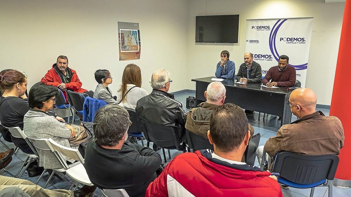 Israel Álvarez, en el centro, preside la asamblea del consejo ciudadanos de Podemos.-PABLO REQUEJO /PHOTOGENIC
