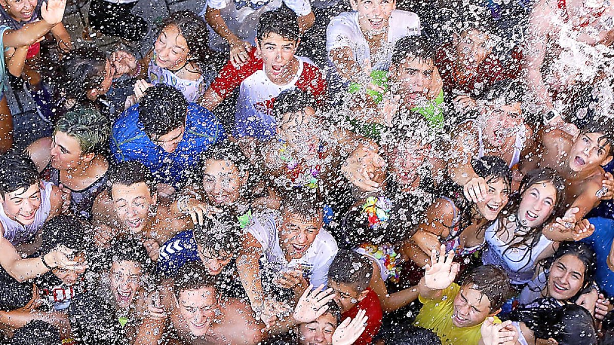 Peñafiel disfruta de sus fiestas grandes con jóvenes disfrutando del agua por el calor tras la celebración del pasacalles ‘Chúndara’.  J.M. LOSTAU