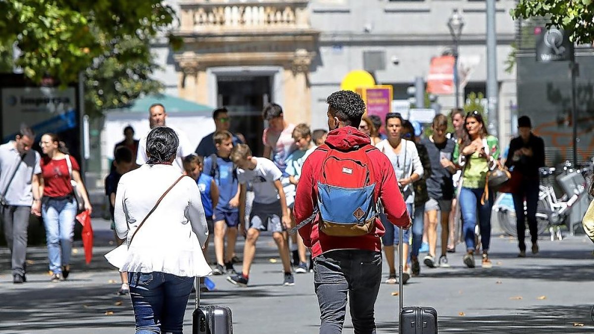 Una pareja de turistas por el centro de Valladolid.