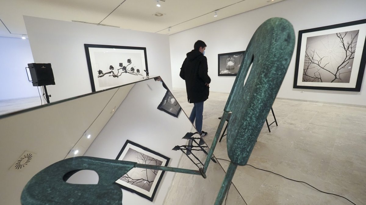 ‘Coure i mirall’, de Perejaume, refleja algunas de las creaciones de Chema Madoz que se exhiben en la Sala 2 del Museo Patio Herreriano de Valladolid.   REPORTAJE GRÁFICO. MIGUEL ÁNGEL SANTOS