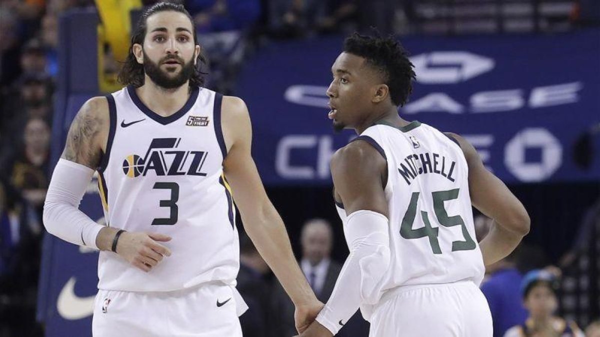 Ricky Rubio (izquierda) y Donovan Mitchell, en el partido de Utaz ante los Warriors.-AP / JEFF CHIU