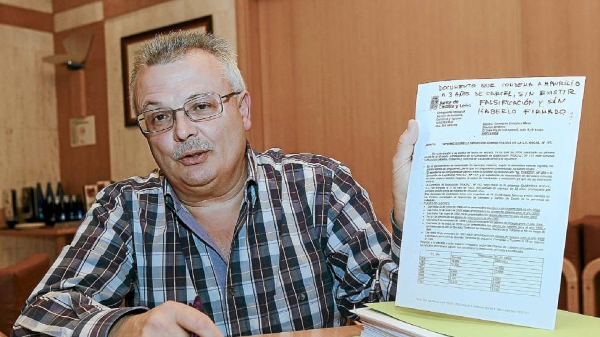 El ex jefe de Minas, Maurilio Parrado, exhibe ayer el documento que dice es el causante de su condena, pese a no llevar su firma-J.M.Lostau