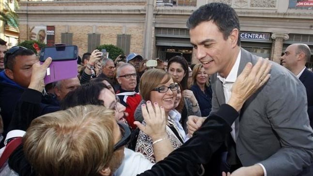 El candidato del PSOE, de campaña en Alicante.-EFE / MORELL