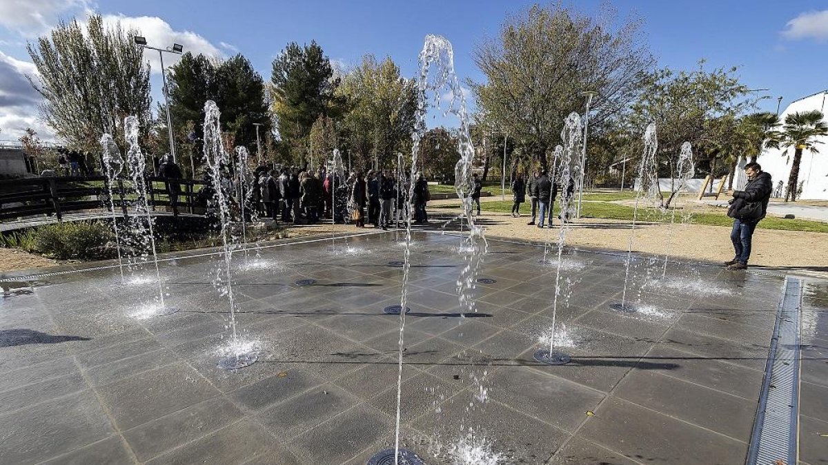 Imagen panorámica de la fuente interactiva del nuevo parque Tomás Rodríguez Bolaños.-PHOTOGENIC / PABLO REQUEJO