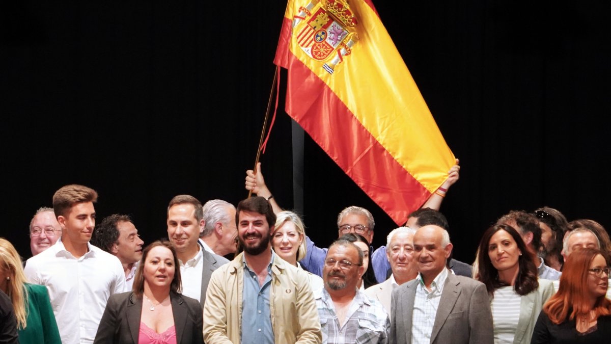 Gallardo, en el centro, en la presentación de los candidatos de Vox en la provincia de Valladolid para las elecciones municipales. ICAL