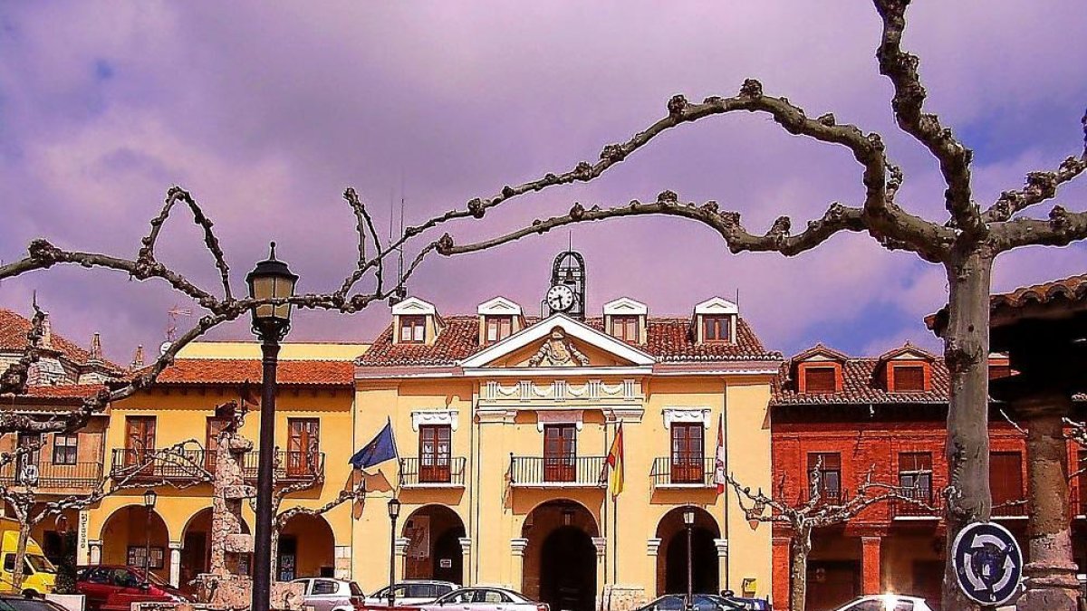 Fachada del Ayuntamiento, en la Plaza Mayor de Simancas.