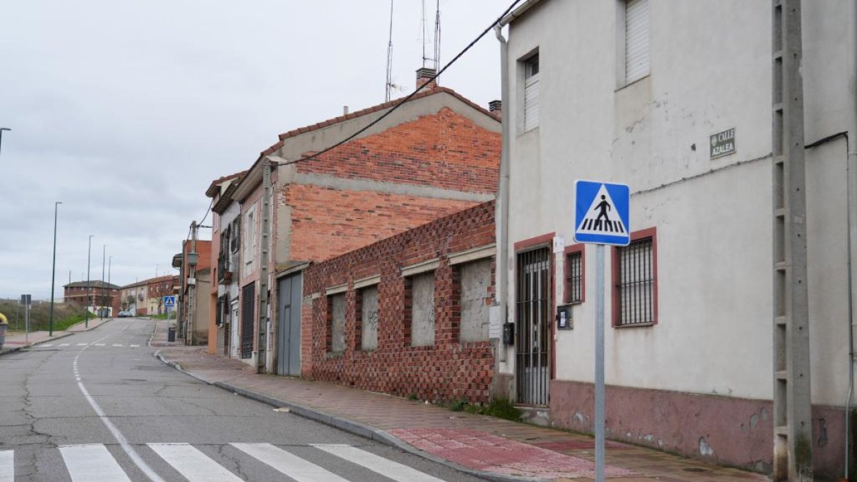 Calle Azalea en el barrio Las Flores de Valladolid, donde se produjo el suceso. J.M. LOSTAU