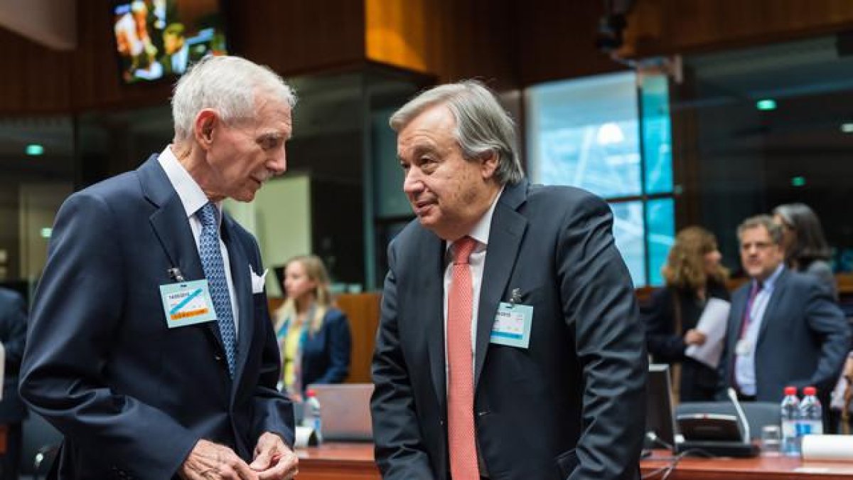 El Director General de la Organización Internacional para las Migraciones, William Lacy Swing (izquierda), habla con el alto comisionado de la ONU para los refugiados, el portugués Antonio Guterres.-AP / VIRGINIA MAYO