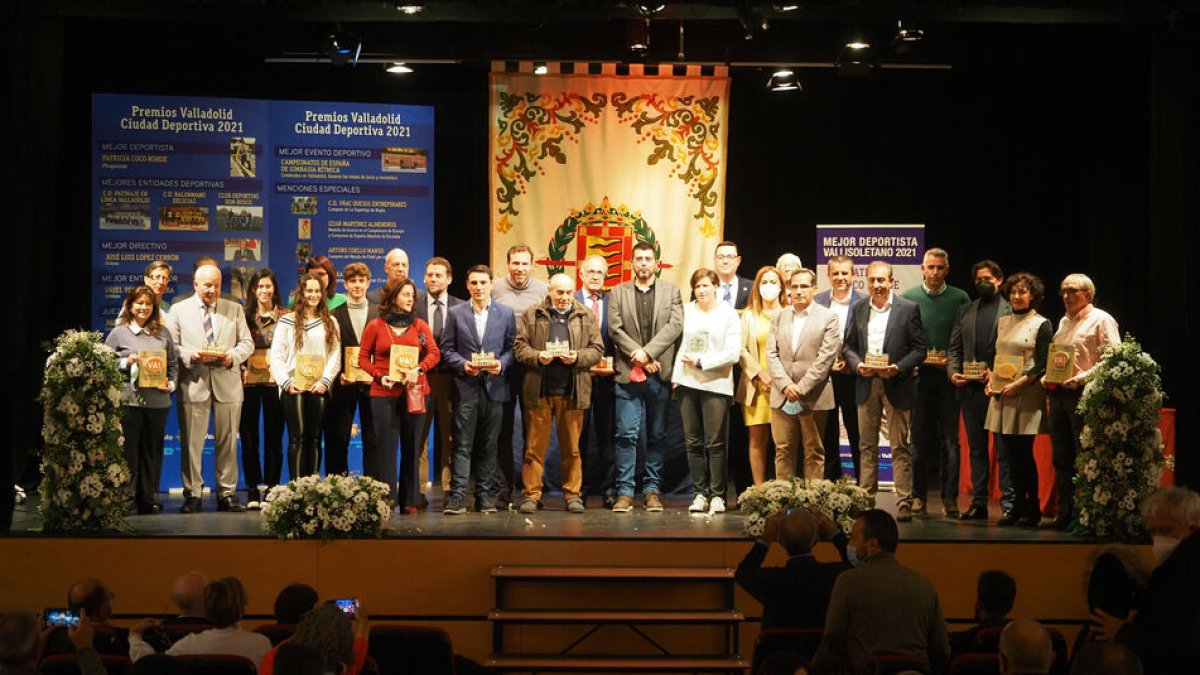Foto de familia de la 30ª edición de los Premios Valladolid Ciudad Deportiva-2021 celebrados en el Centro Cívico José Luis Mosquera. P. REQUEJO