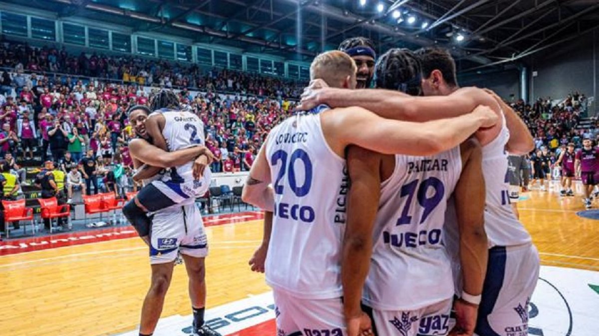 Los jugadores del UEMC Real Valladolid Baloncesto tras certificar su pase a la Final Four de ascenso. /  EL MUNDO