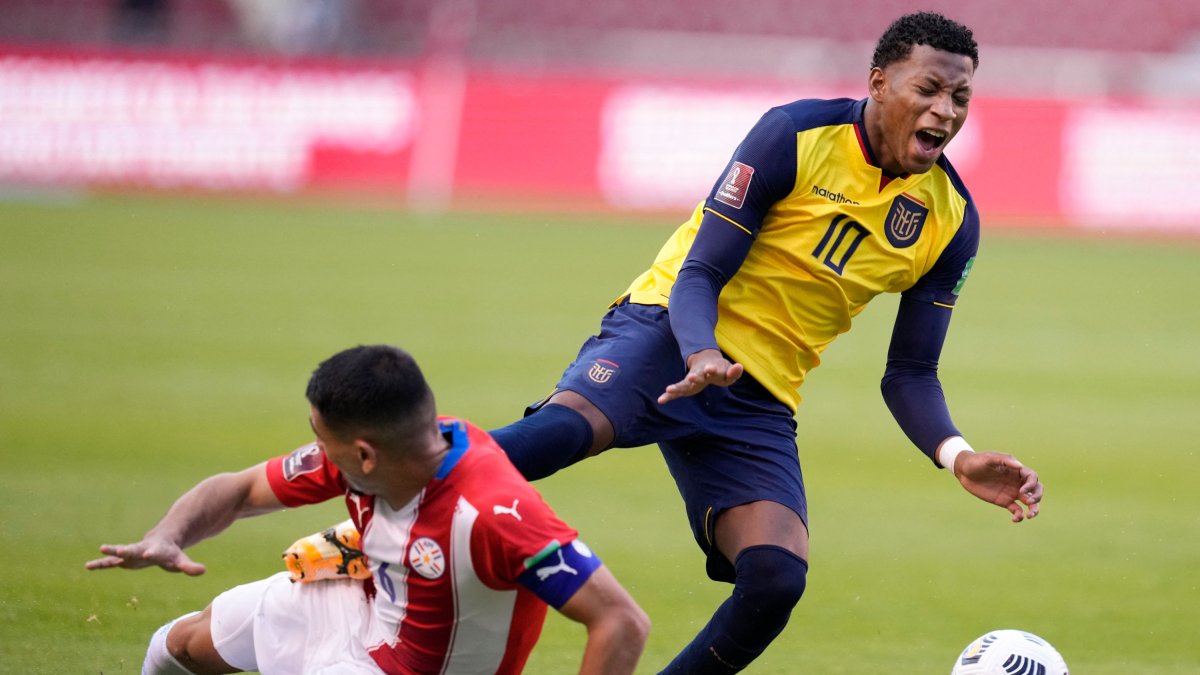 Paraguay's Junior Alonso (L) and Ecuador's Gonzalo Plata vie for the ball during their South American qualification football match for the FIFA World Cup Qatar 2022 at the Rodrigo Paz Delgado Stadium in Quito on September 2, 2021. (Photo by Dolores Ochoa / various sources / AFP)