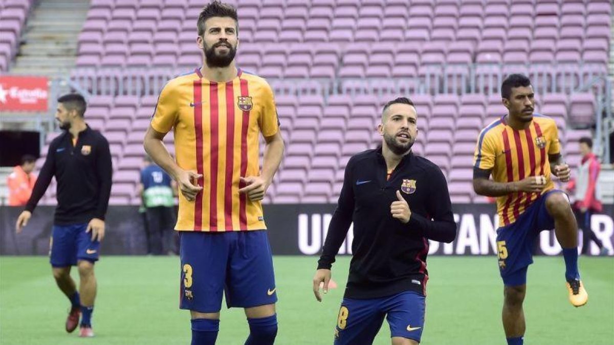 Piqué durante el calentamiento antes del partido contra el Las Palmas.-AFP / JOSE JORDAN