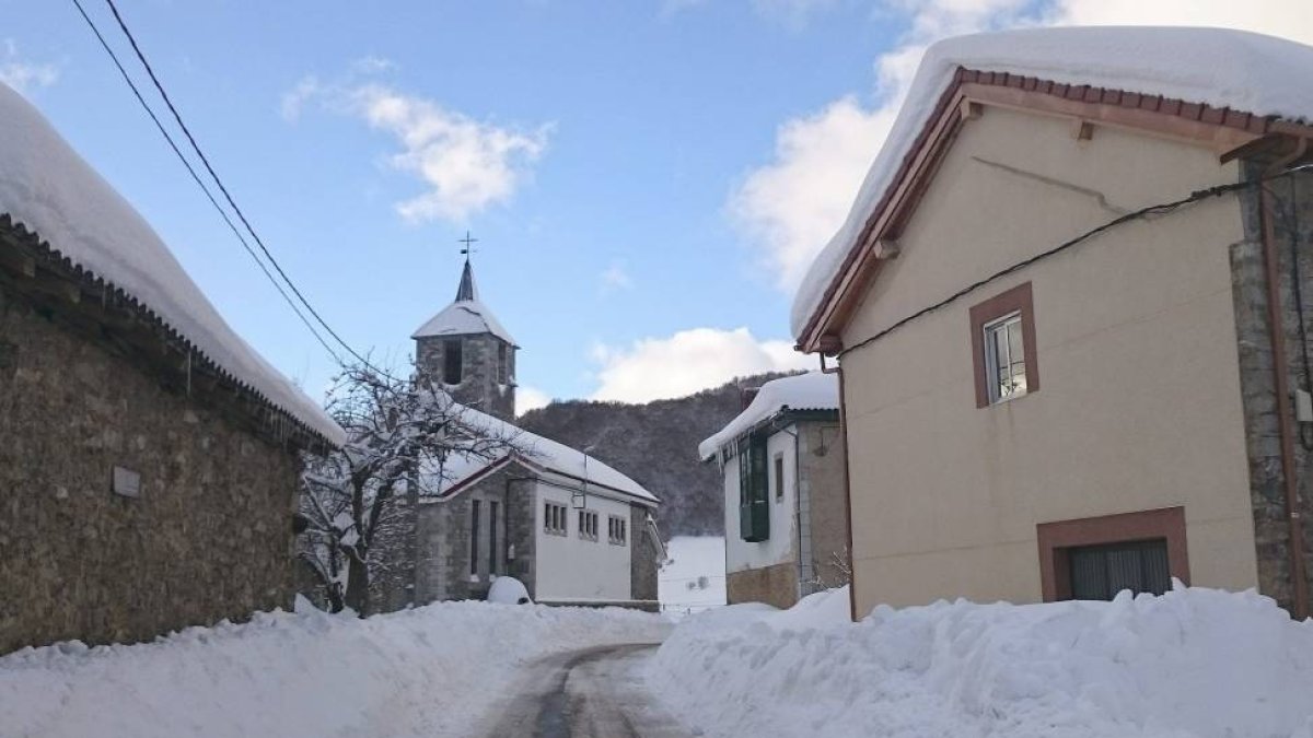 Vista de la localidad leonesa de La Uña donde el temporal de nieve y frío dificulta la circulación-J. Casares