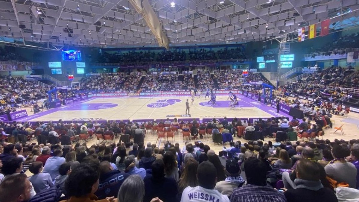Vista parcial del polideportivo Pisuerga, lleno en el último partido del Real Valladolid baloncesto. / G. V.