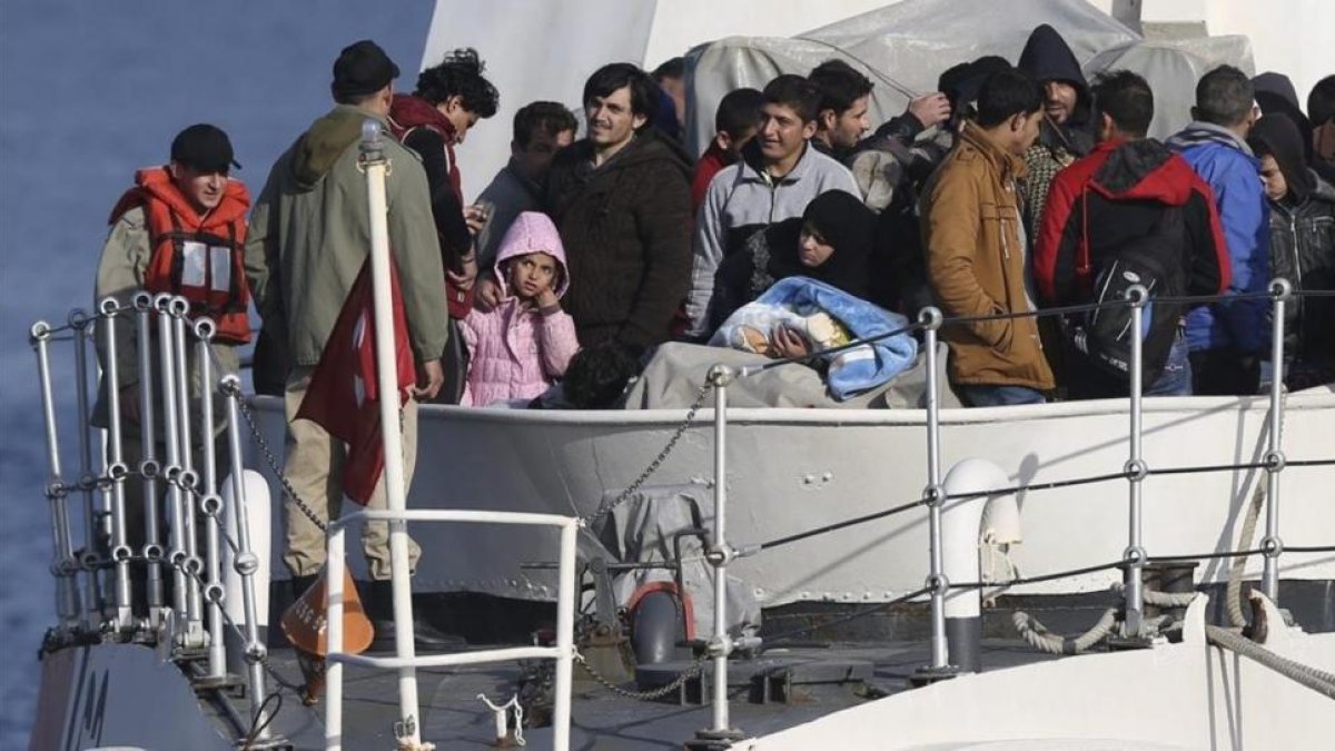 Refugiados llegan al puerto de Dikili, en Esmirna (Turquía), este miércoles.-EFE / TOLGA BOZOGLU