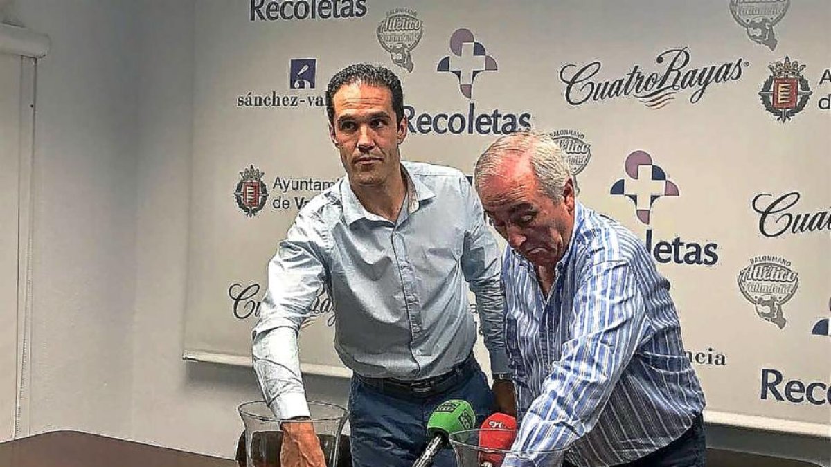 El presidente del Atlético Mario Arranz y el vicepresidente de la Territorial, Javier Colmenero, ayer en el sorteo de la Copa .-G. VELASCO