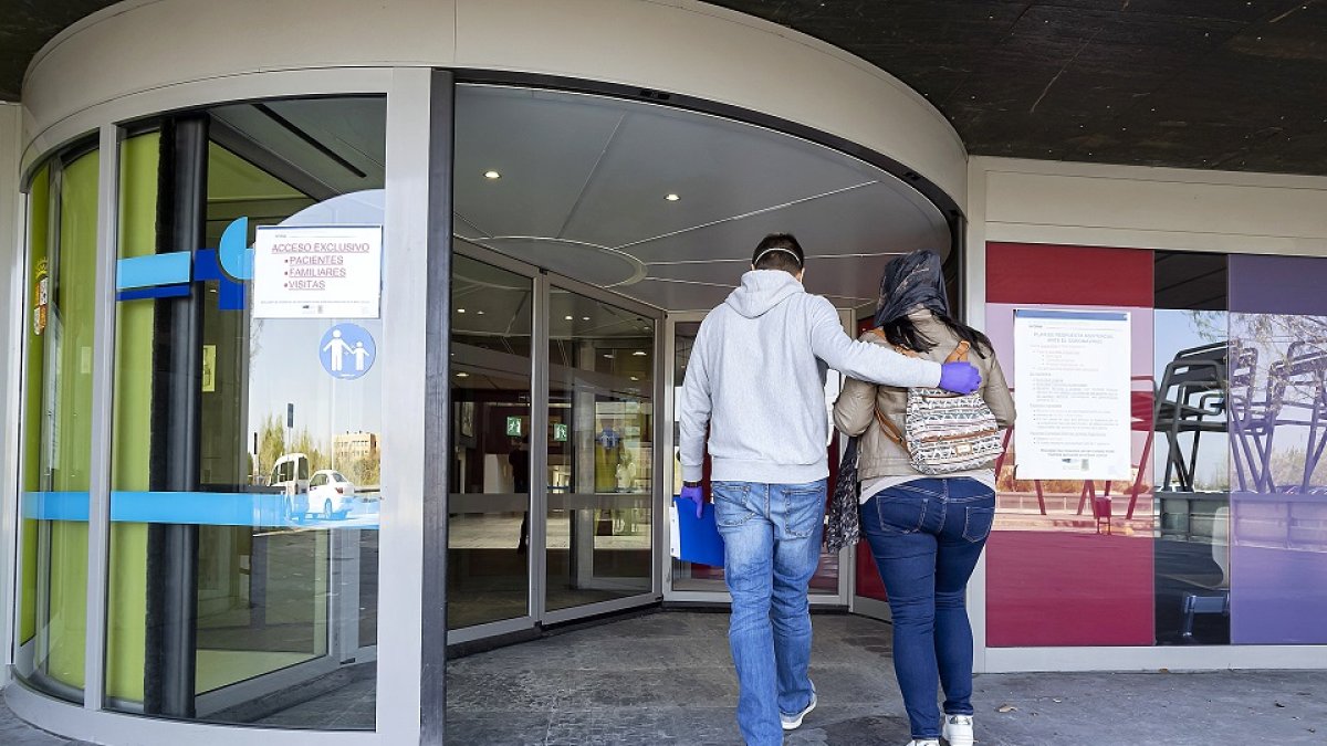 Una pareja accede al hospital Río Hortega de Valladolid, donde se ha detectado un brote de coronavirus.- PABLO REQUEJO.