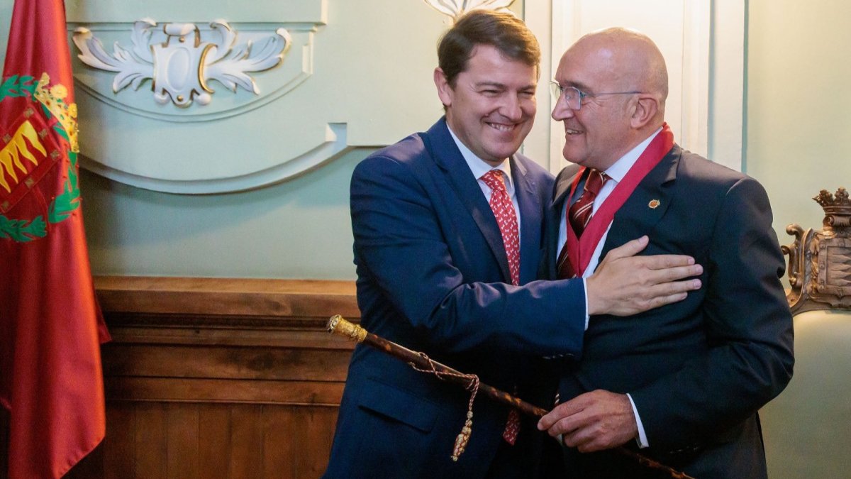 Alfonso Fernández Mañueco felicita a Carnero tras su proclamación como nuevo alcalde de Valladolid.- TWITTER