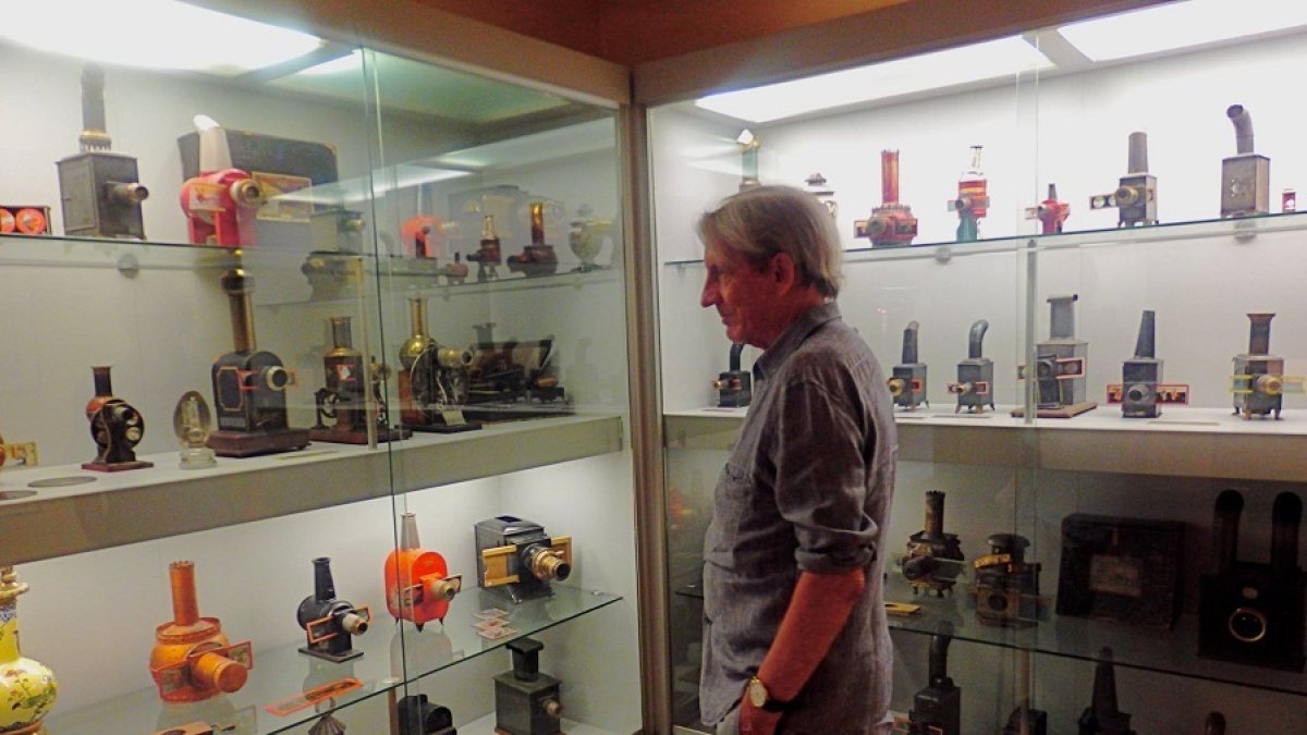 Basilio Martín Patino contempla su colección. FILMOTECA