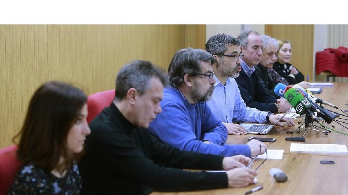 Los portavoces de la junta de personal de Sanidad expusieron ayer en Burgos sus reivindicaciones.-RAÚL OCHOA