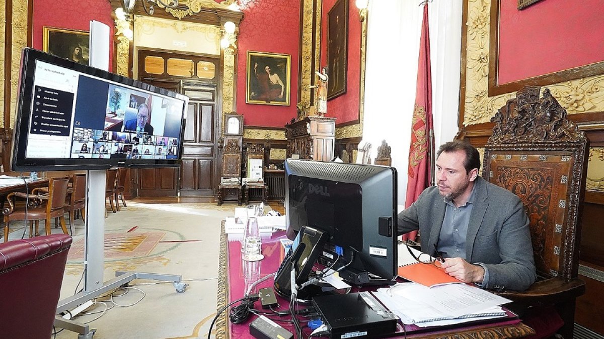 Óscar Puente, durante el pleno telemático celebrado ayer. | E. M.