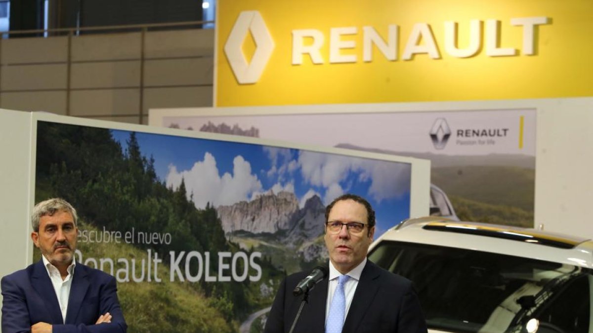 El director de Comunicación de Renault España, Jesús Presa (D), y el director regional Comercial, José Antonio del Olmo.-ICAL