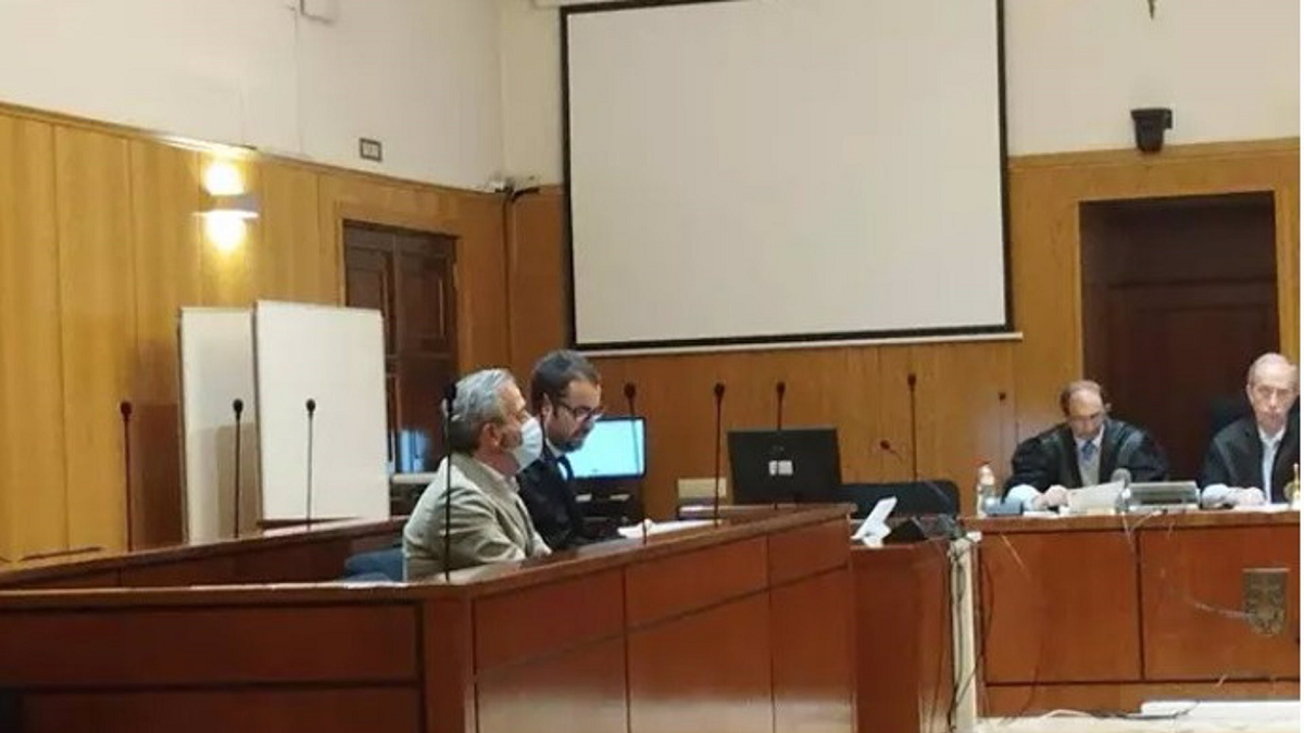 El bodeguero absuelto, en primer plano, durante el juicio celebrado en su día en la Audiencia de Valladolid. - EUROPA PRESS