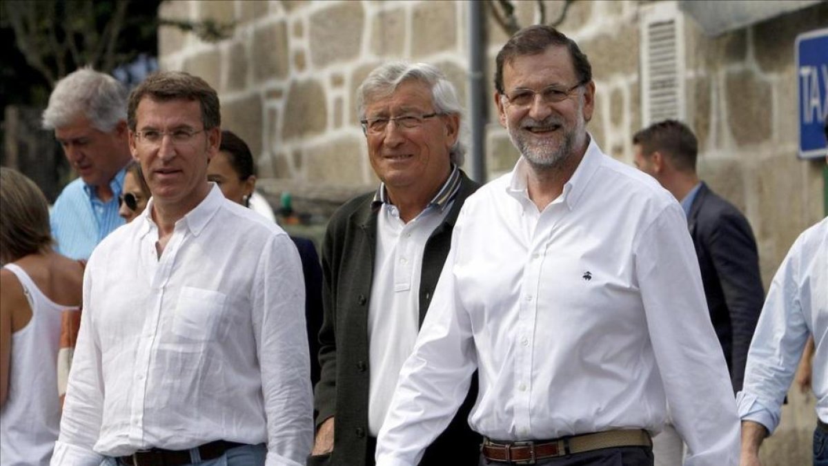 El presidente del PP y del Gobierno en funciones, Mariano Rajoy, junto a Alberto Núñez Feijoo en un acto en Pontevedra-SALVADOR SAS / EFE