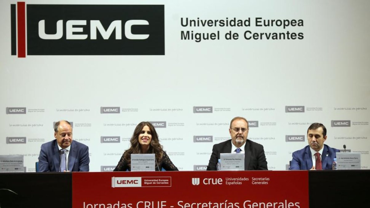 (I a D) El presidente de la Crue, Salustiano Mato de la Iglesia; la rectora de la UEMC, Imelda Rodríguez; el consejero de Educación, Fernando Rey, y el secretario general de la UEMC, José Antonio Otero Parra-Miriam Chacón / ICAL