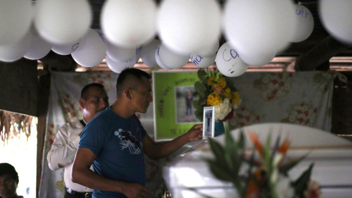 Vecinos asisten al velorio de Jakelin Caal  la nina inmigrante que murio el pasado 8 de diciembre bajo custodia de la Patrulla Fronteriza  por lo que el Estado de Guatemala ha pedido al gobierno de Estados Unidos una exhaustiva investigacion de este caso-dwin Bercian / EFE