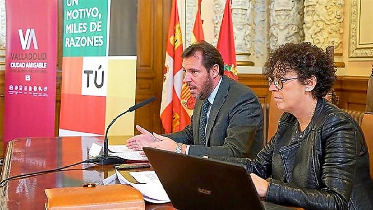 El alcalde de Valladolid, Óscar Puente, y la concejala de Servicios Sociales, Rafaela Romero. - EL MUNDO