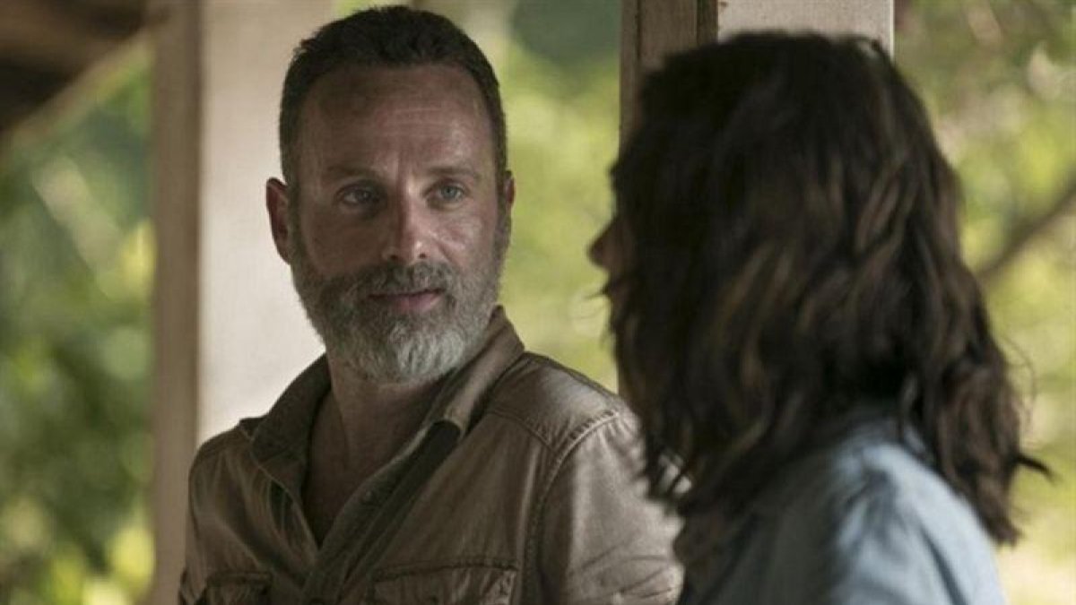 El actor Andrew Lincoln, junto a la actriz Lauren Cohan, en una escena de su último espisodio en la serie The walking dead.-EL PERIÓDICO