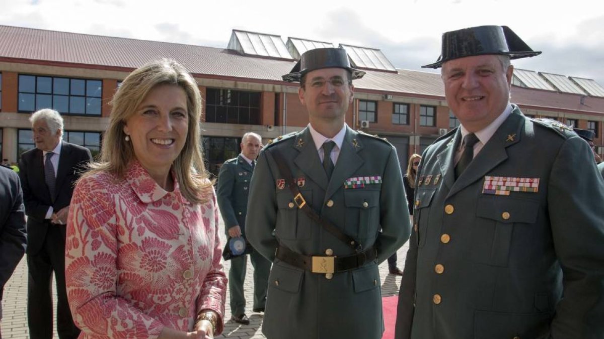 Toma de posesión del nuevo jefe de la Comandancia de la Guardia Civil en Salamanca, Jorge Montero Llácer. En la imagen junto a la delegada del gobierno, María José Salgueiro, y al general jefe José Manuel Díez (D)-ICAL