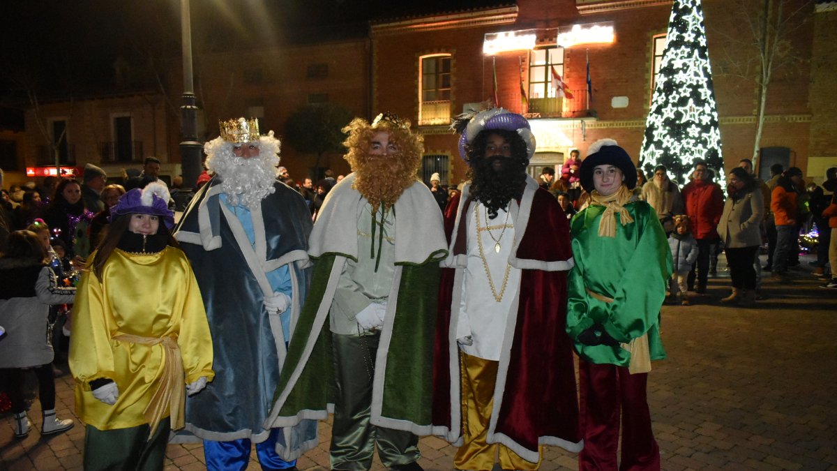 Los Reyes Magos junto a sus pajes reales en la cabalgata de Cigales. A.E.