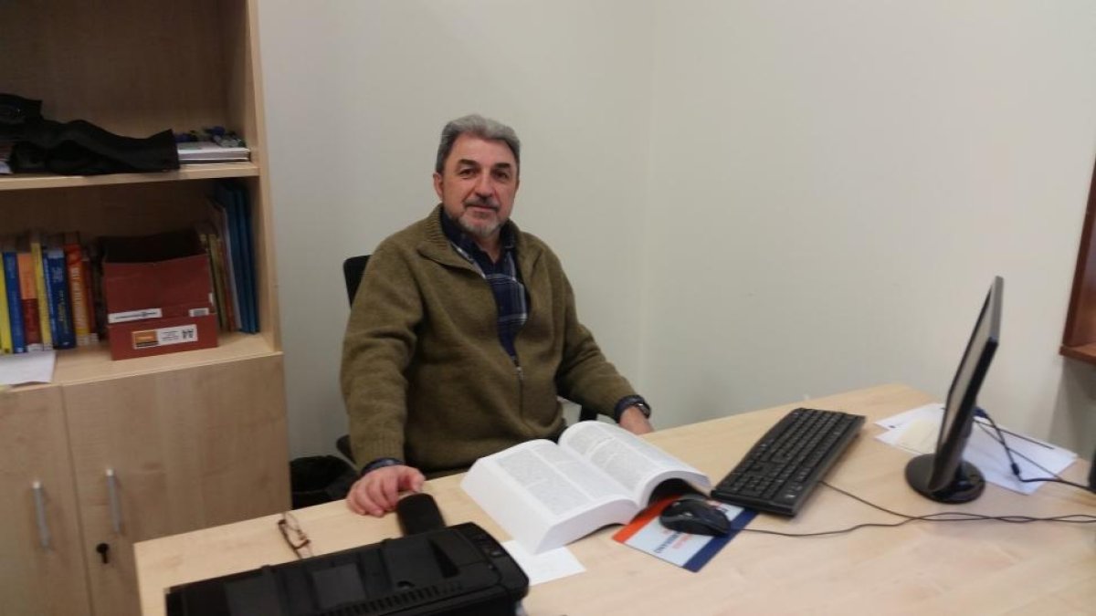El profesor Enrique Merino en la Facultad de Educación de la Universidad de Valladolid en el campus de Segovia.-EL MUNDO
