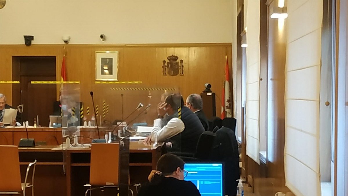El guardia civil acusado de un delito de negociaciones prohibidas a funcionarios. Foto del primer día del juicio con jurado que se celebra en Valladolid. - EUROPA PRESS