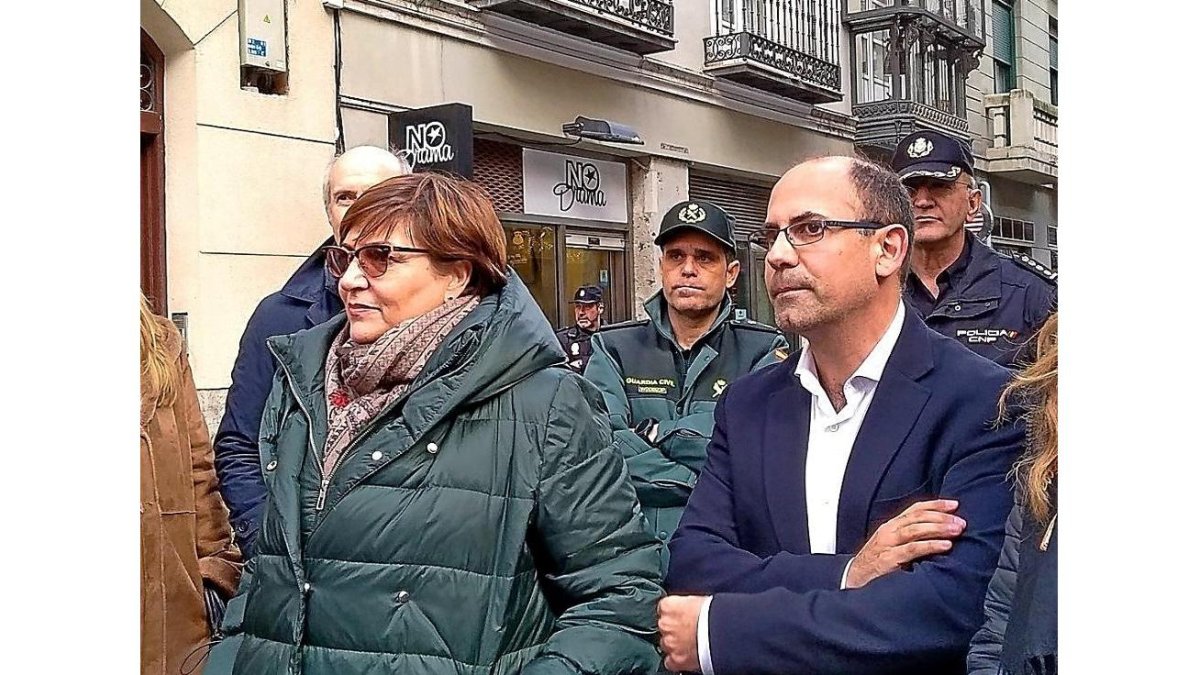 La subdelegada del Gobierno en Valladolid, Helena Caballero, con el concejal de seguridad y movilidad, Luis Vélez.-EUROPA PRESS