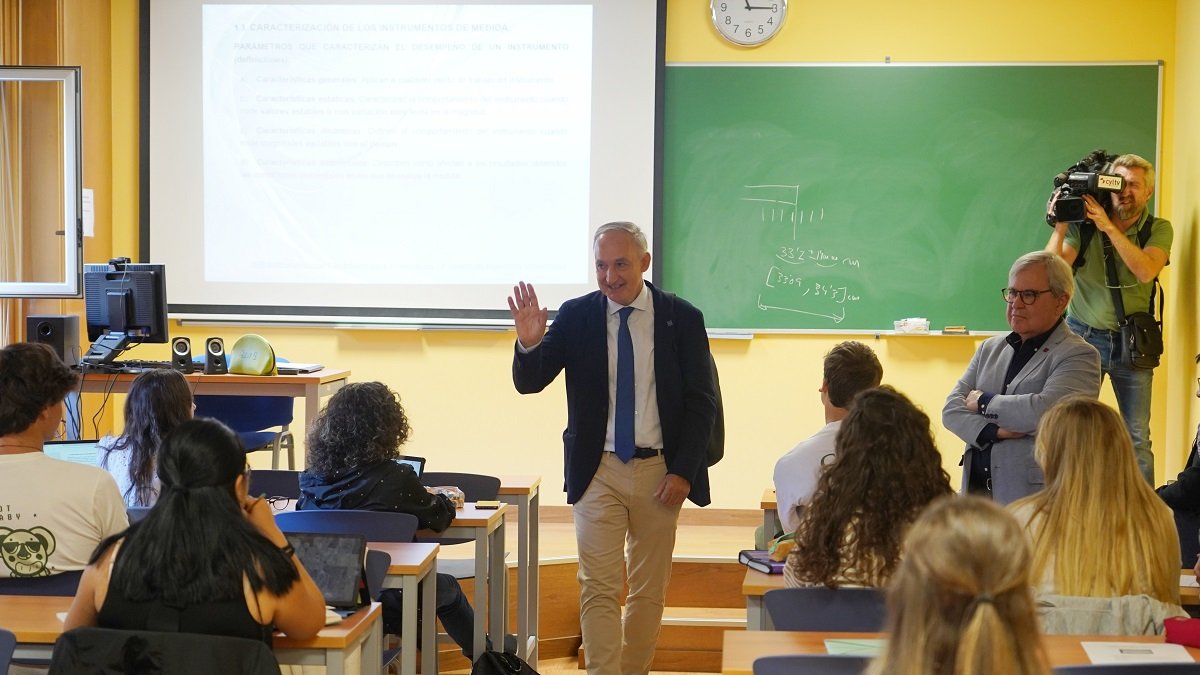 Antonio Largo Cabrerizo, el rector de la Universidad de Valladolid, da la bienvenida a los nuevos alumnos. - ICAL