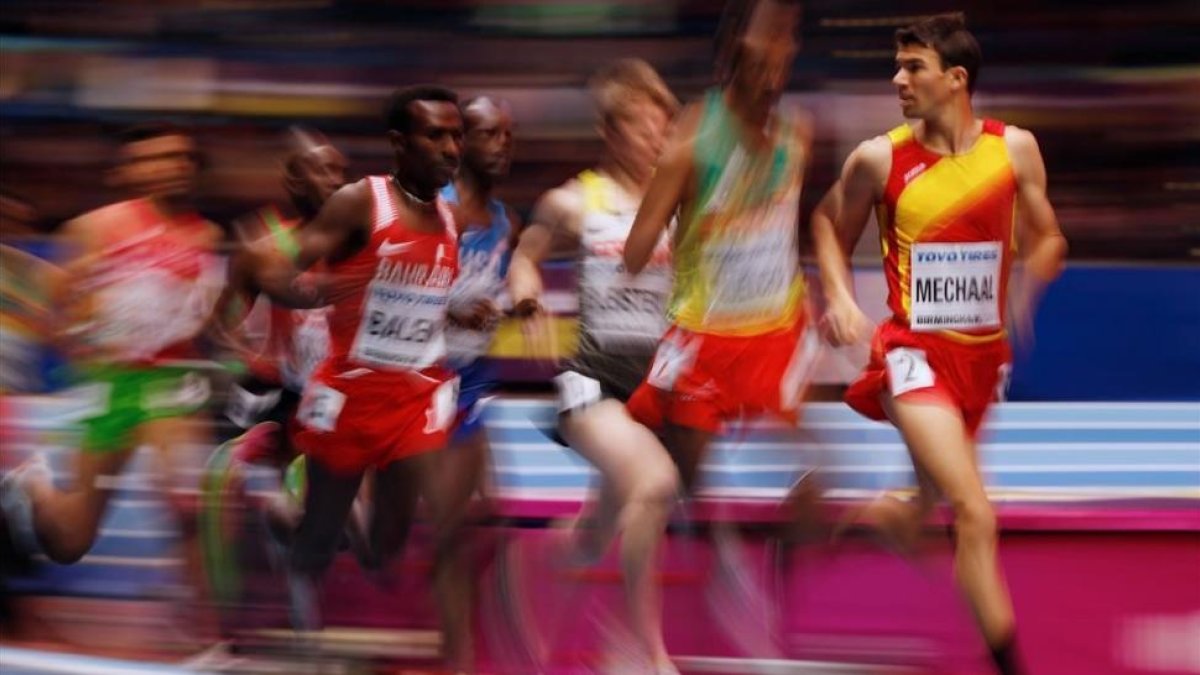 Adel Mechaal controla su semifinal de 3.000 metros en Birmingham.-AFP