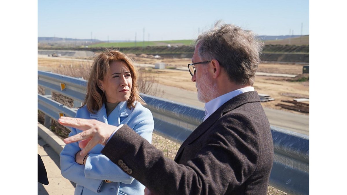 La ministra de Transportes, Raquel Sánchez, atiende a Manuel Saravia durante su visita ayer a Valladolid. ICAL