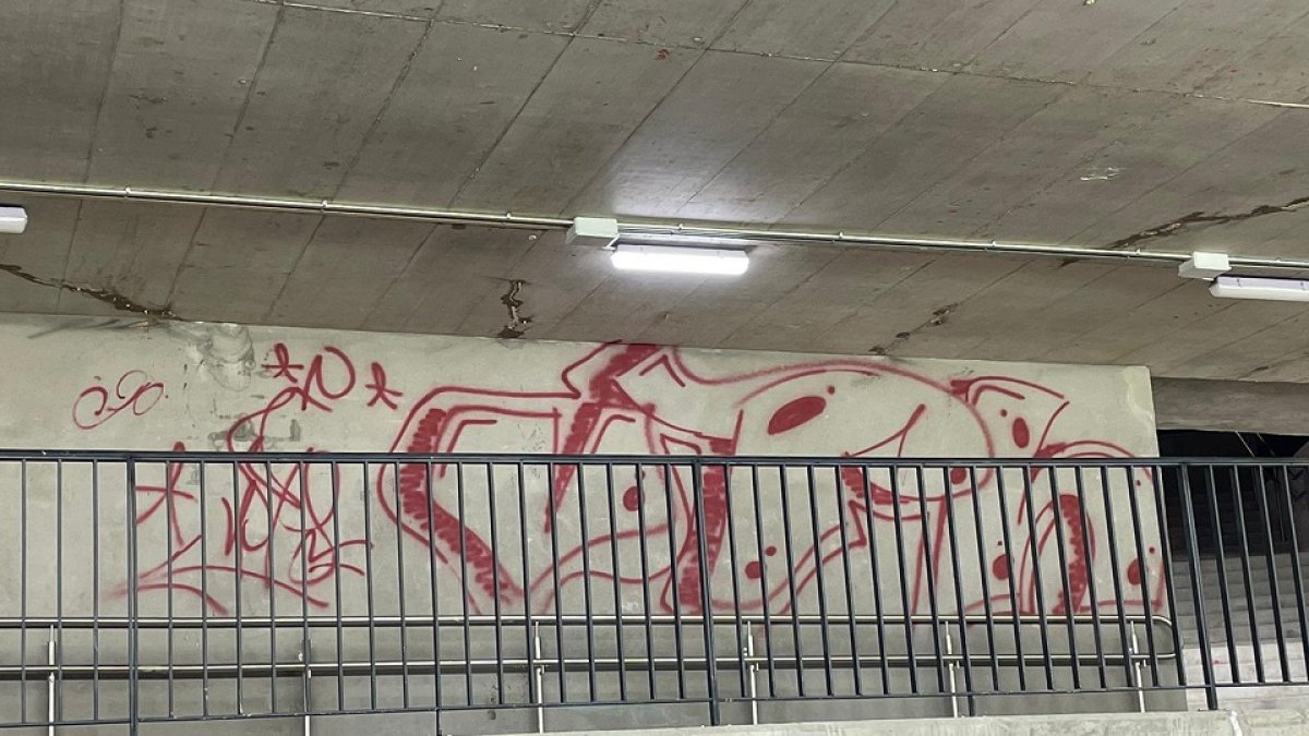 Grafitis en el túnel de Andrómeda.- E. M.