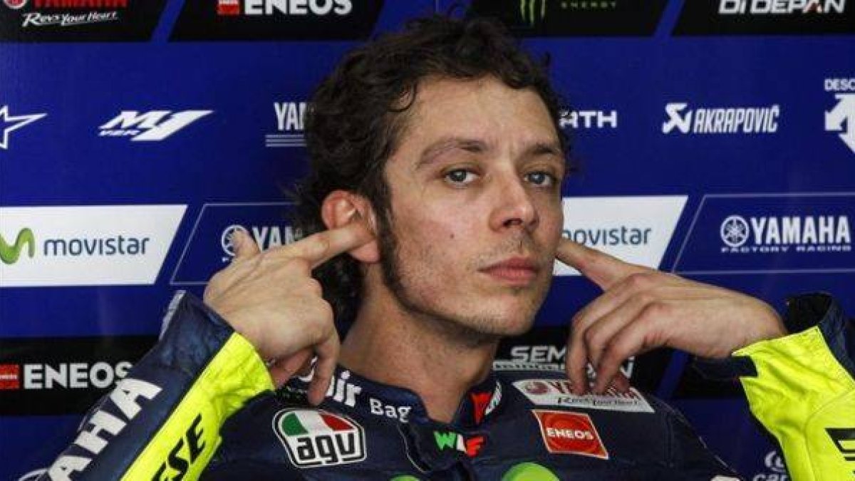 Valentino Rossi, de Yamaha, en el garaje de su equipo durante la segunda serie de entrenamientos en Sepang, este lunes.-Foto: EFE / FAZRY ISMAIL