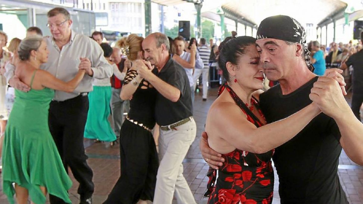 Dos parejas bailan en la milonga tradicional de ferias.-J. M. Lostau