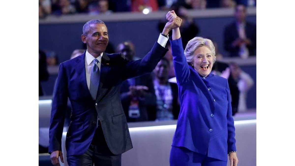 El presidente de Estados Unidos, Barack Obama, junto a la candidata a la presidencia de Estados Unidos por el Partido Demócrata, Hillary Clinton (d), ayer.-EFE/PETER FOLEY