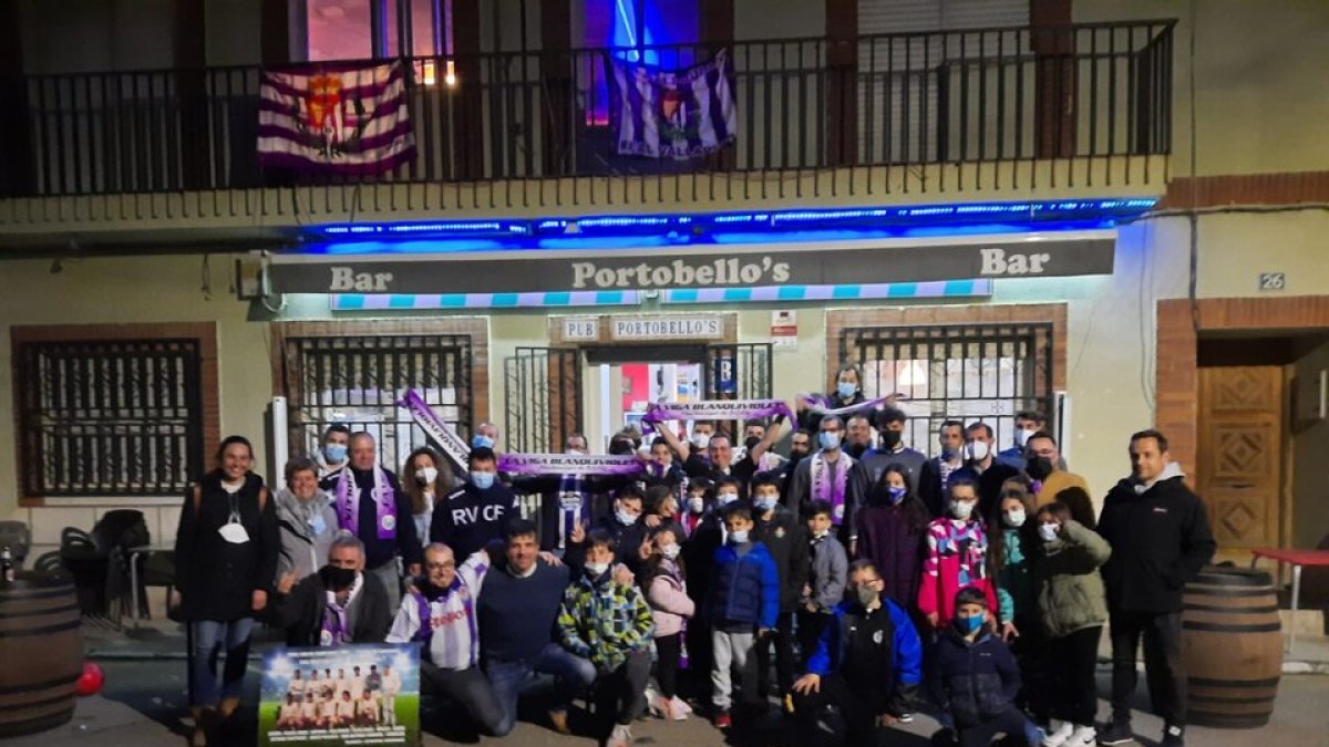 Foto de familia en la entrada a la peña. / E.M.