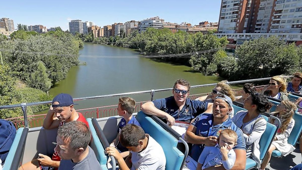 Un grupo de visitantes a bordo del autobús turístico pasa por el puente de Adolfo Suárez.-J.M. LOSTAU