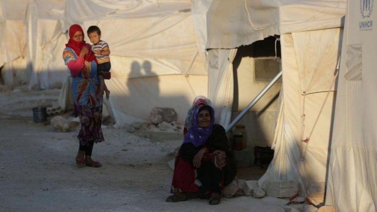 Un campo de desplazados en la provincia de Idlib, en el noroeste de Siria.-KHALIL ASHAWI (REUTERS)