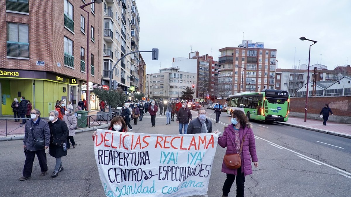 Los vecinos de Delicias se manifiestan para la reapertura del Centro de Especialidades. EL MUNDO