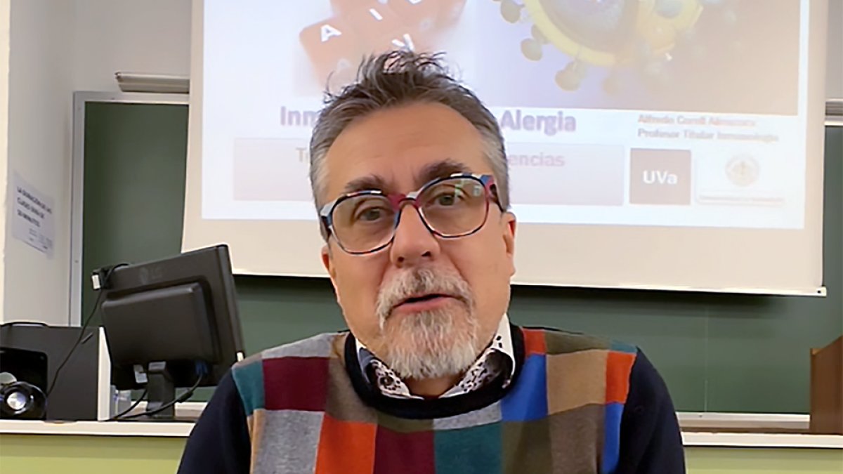 El inmunólogo Alfredo Corell en su vídeo de despedida.