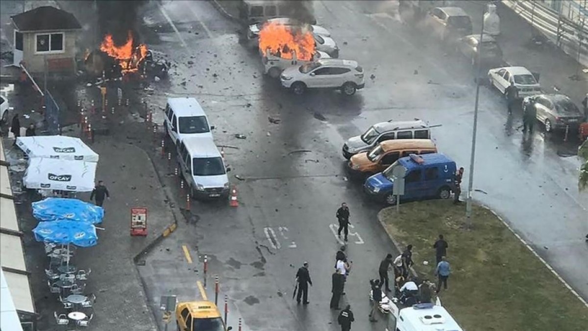 Coches ardiendo en el lugar del atentado de Esmirna.-AFP / DOGAN NEWS